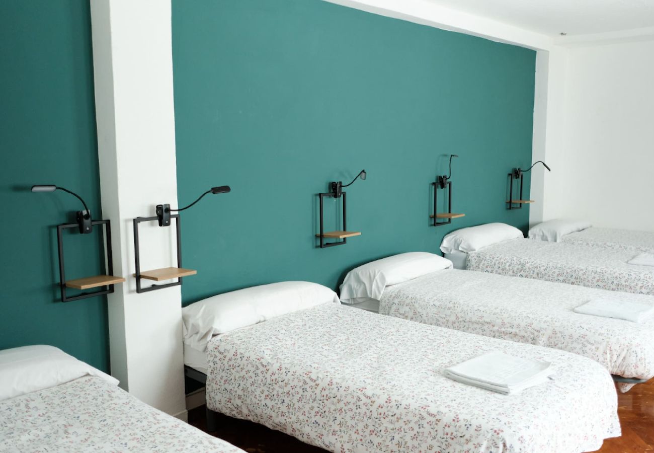 Aparthotel in León - Rua Hostel 35 quintuple rooms with private bathroom